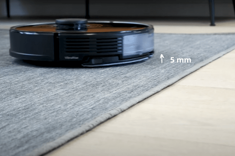 Der Roborock S7 reinigt einen Teppich während die Wischplatte angehoben ist
